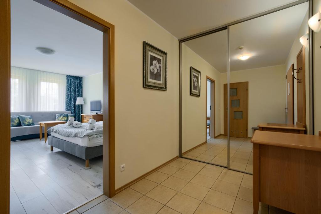 Posteľ alebo postele v izbe v ubytovaní ApartamentyPrzyMorzu Wschód Słońca Olymp z basenem