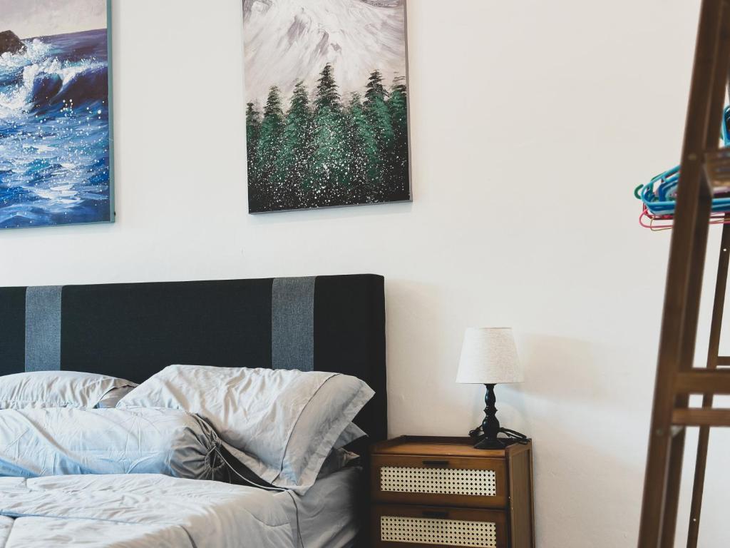 Postel nebo postele na pokoji v ubytování Urban ArtHouse Homestay - Permai, Sibu, Sarawak
