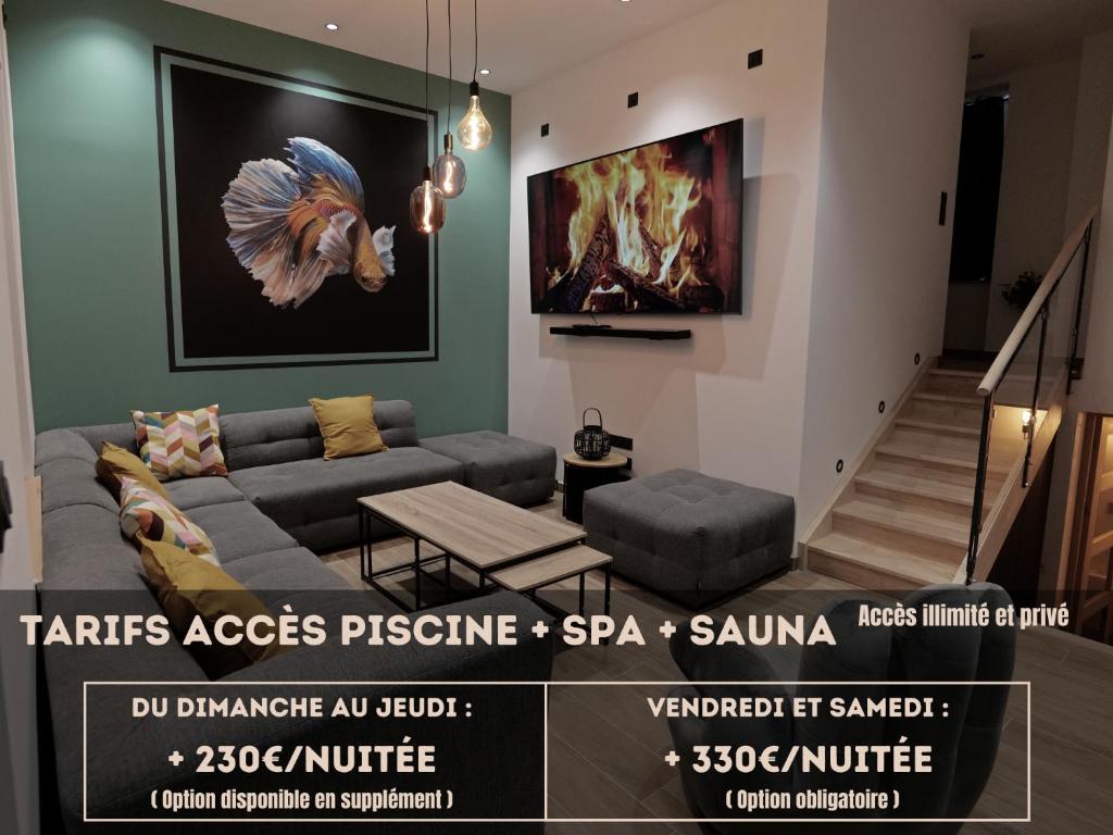 Bali Suite في بيزنسون: غرفة معيشة مع أريكة ولوحة على الحائط