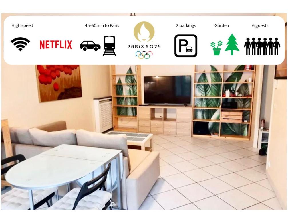 une photo d'un salon avec un canapé et une table dans l'établissement Appartement calme avec jardin proche de Paris, à Évry-les-Châteaux