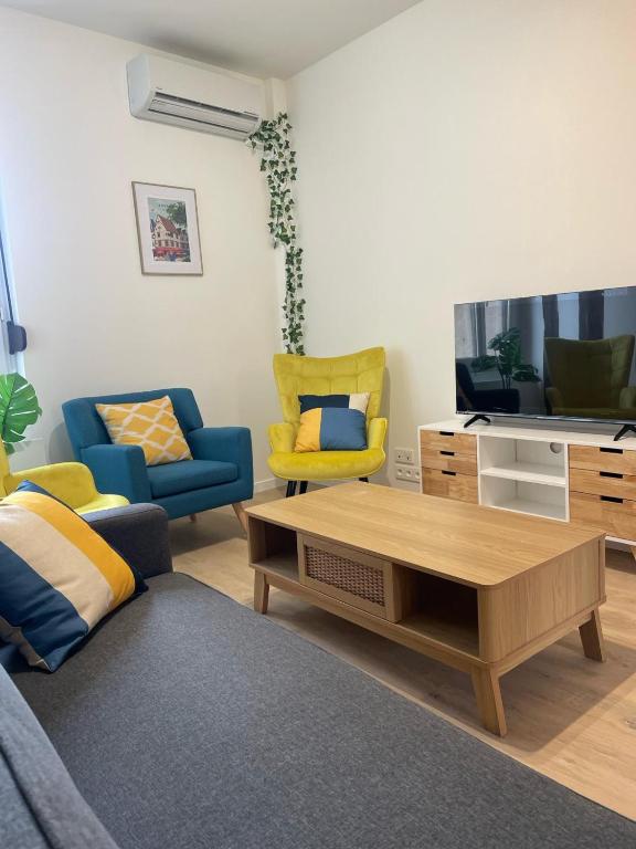 un salon avec un canapé et une table basse dans l'établissement Triplex - 4 chambres - Centre historique, à Bourges