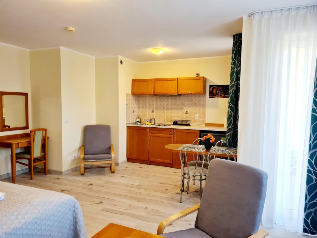 Kuchyňa alebo kuchynka v ubytovaní ApartamentyPrzyMorzu Wschód Słońca Olymp z basenem