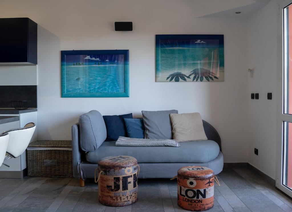 A seating area at Eurotel 505