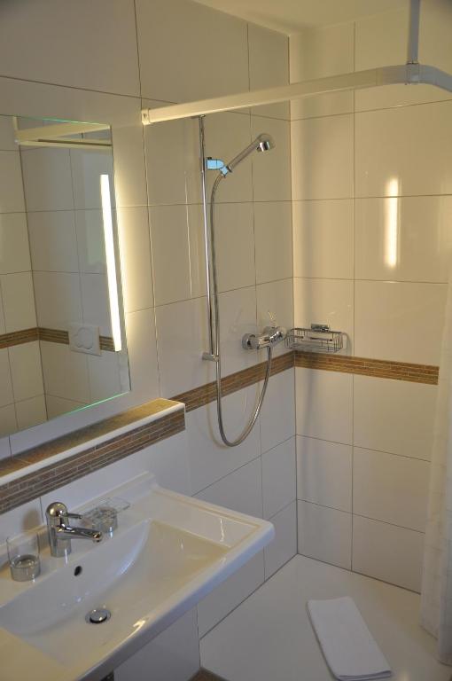 Koupelna v ubytování Hotel Seraina