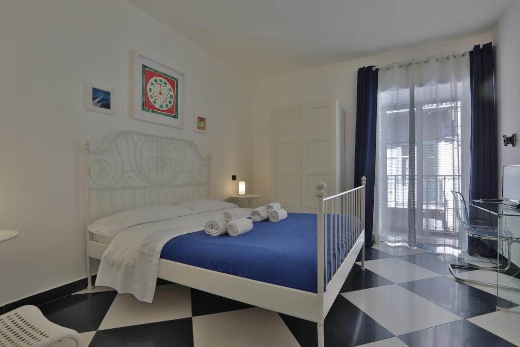 a bedroom with a bed with towels on it at Casa Galati in Palermo