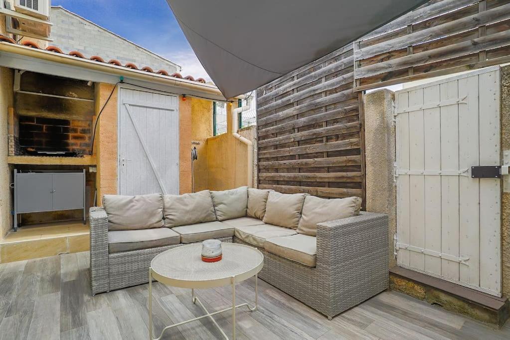 un salon avec un canapé et une table dans l'établissement La Maison du Surfeur, T2, Clim, Terrasse, Pkg, Centre Ville, à Montpellier