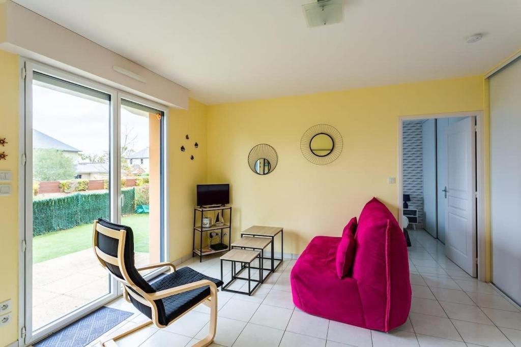 - un salon avec un canapé et des fauteuils rouges dans l'établissement L'Opale - Joli appartement avec jardin et garage, à Dinard