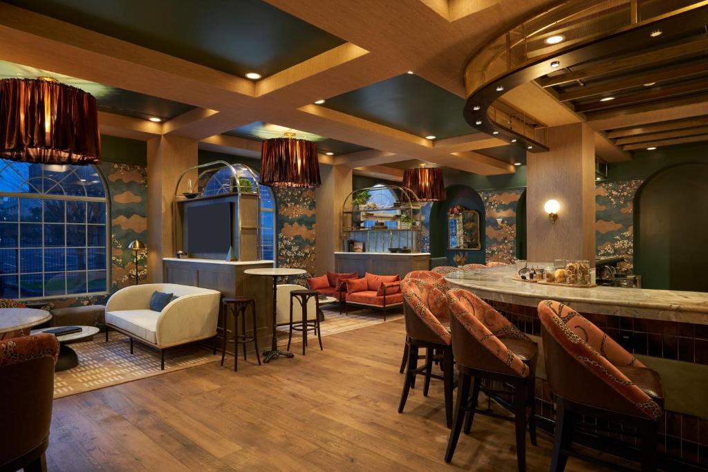 un bar en un restaurante con mesas y sillas en Hotel Vesper, Houston, a Tribute Portfolio Hotel, en Houston