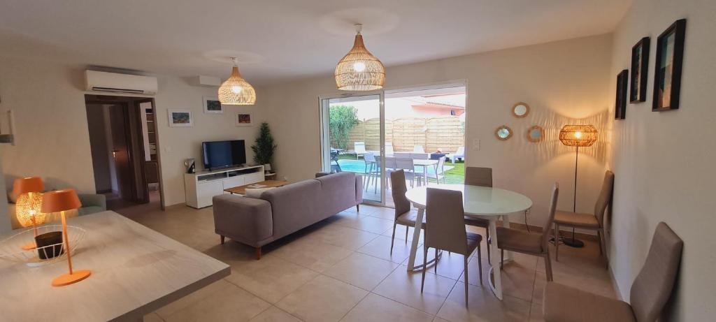 un salon avec une table et un canapé dans l'établissement villa Pinarello, à Pinarellu