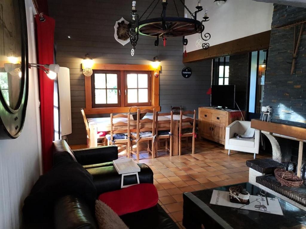 un salon avec un canapé et une salle à manger dans l'établissement Résidence Maison Traditionnell - Maison située au village de VIGNEC MAE-9384, à Vignec