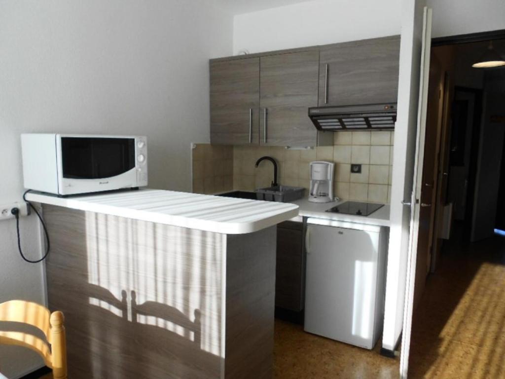 une cuisine avec un comptoir avec un micro-ondes dans l'établissement Résidence Hameau Du Soleil - APPARTEMENT 4 PERSONNES VIELLE-AURE MAE-3434, à Vielle-Aure