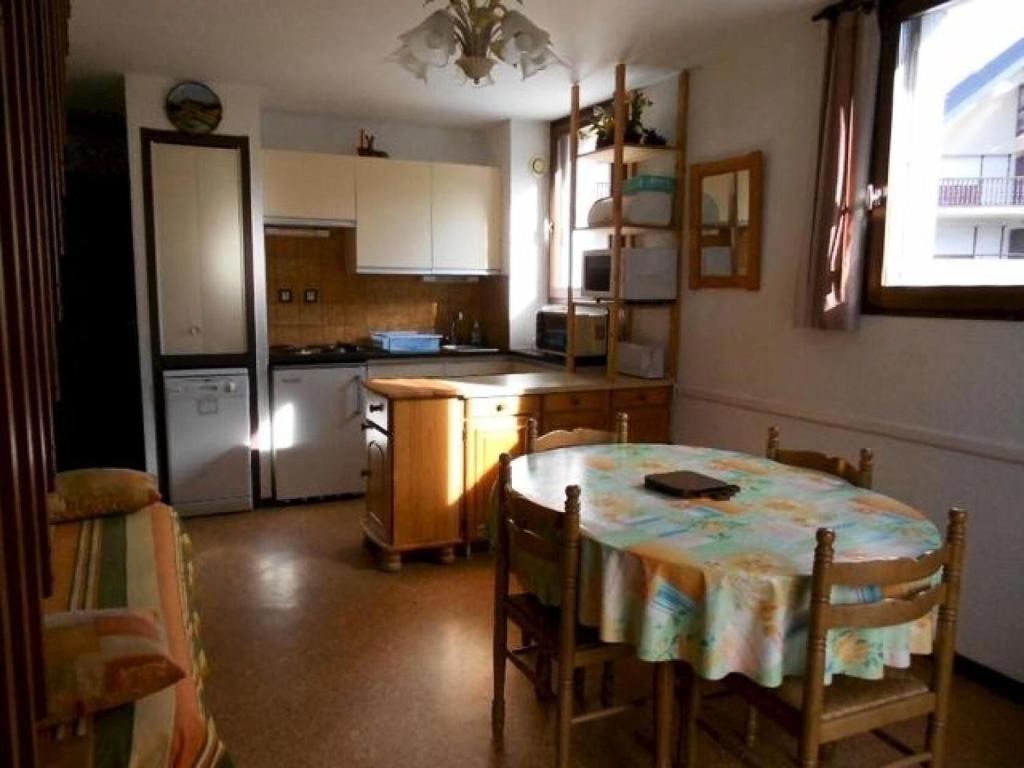 Il comprend une cuisine équipée d'une table et d'un réfrigérateur. dans l'établissement Résidence Hameau Des Thermes I - Appartement 6 personnes proche des Thermes MAE-6104, à Saint-Lary-Soulan