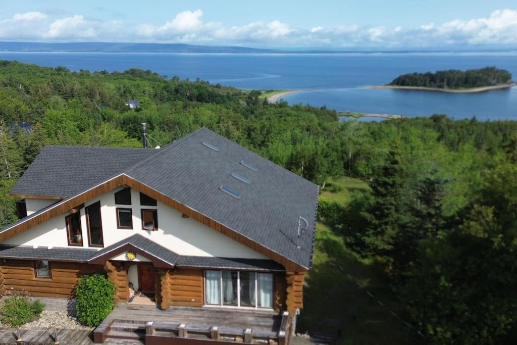 Blockhütte mit Seeblick in der Unterkunft Privacy @ Bras d’Or Lakes Sun House Chalet in St. Peter's