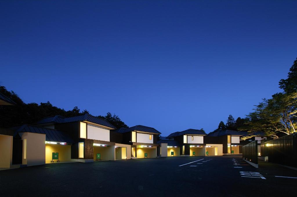 uma fila de casas iluminadas à noite em Hotel Forest em Ōzu