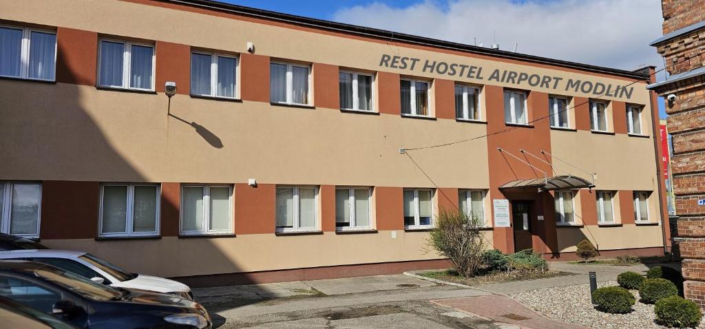 ein Gebäude mit einem Schild, das das erste Flughafenmodul des Hostels liest in der Unterkunft Rest Hostel Airport Modlin in Nowy Dwór Mazowiecki