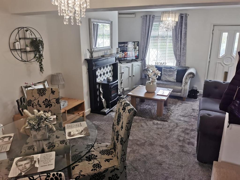 uma sala de estar com um sofá e uma mesa em Stunning 2-Bed House in Macclesfield Cheshire em Macclesfield