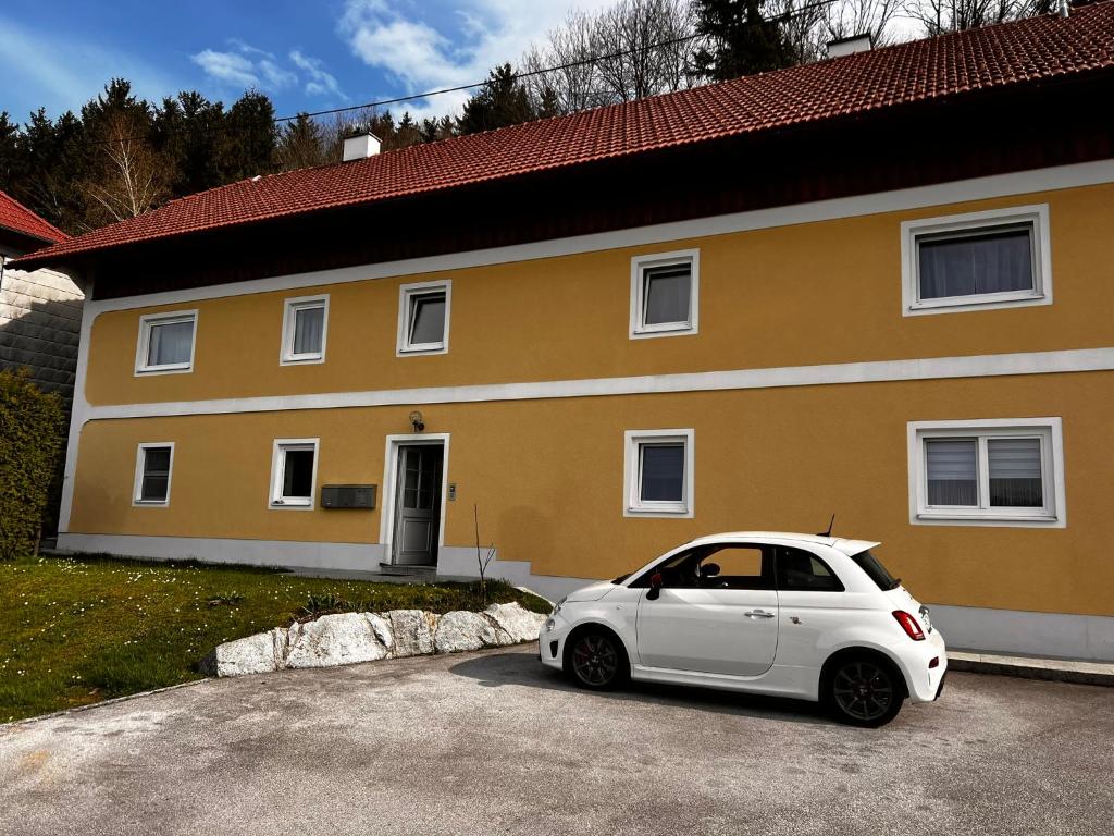 ein weißes Auto, das vor einem Haus parkt in der Unterkunft Jan Kocian in Kremsmünster