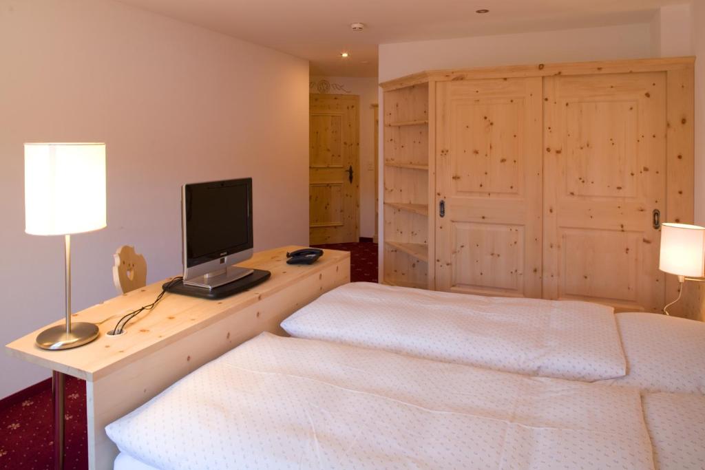 Postel nebo postele na pokoji v ubytování Hotel Seraina
