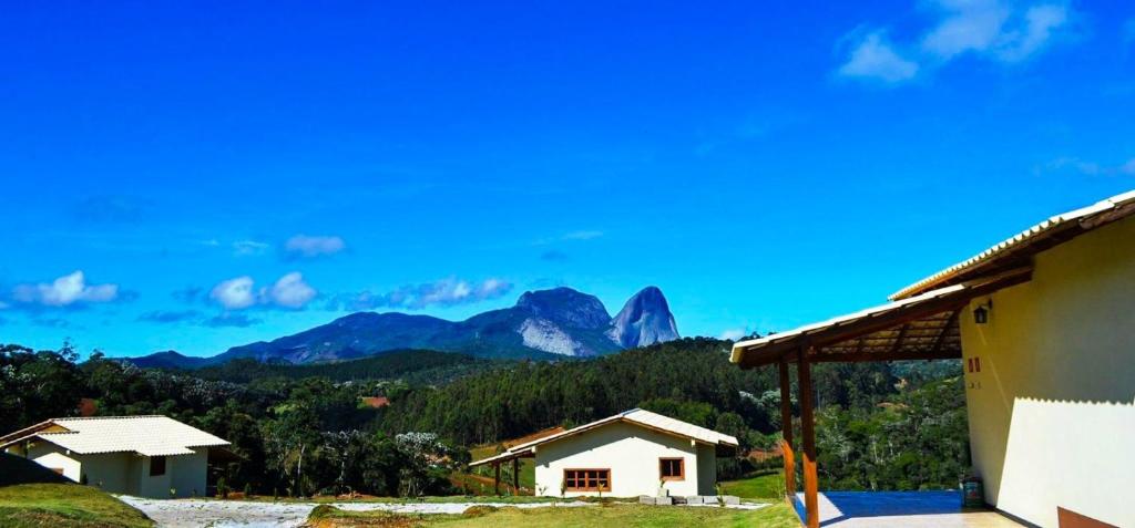 einen Blick auf die Berge von einem Haus aus in der Unterkunft Pousada Vista Pedra Azul in Pedra Azul
