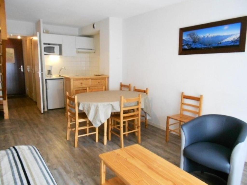 une cuisine et une salle à manger avec une table et des chaises dans l'établissement Résidence Pre St Jacques - Appartement 6/8 personnes au village de VIGNEC MAE-6274, à Vignec
