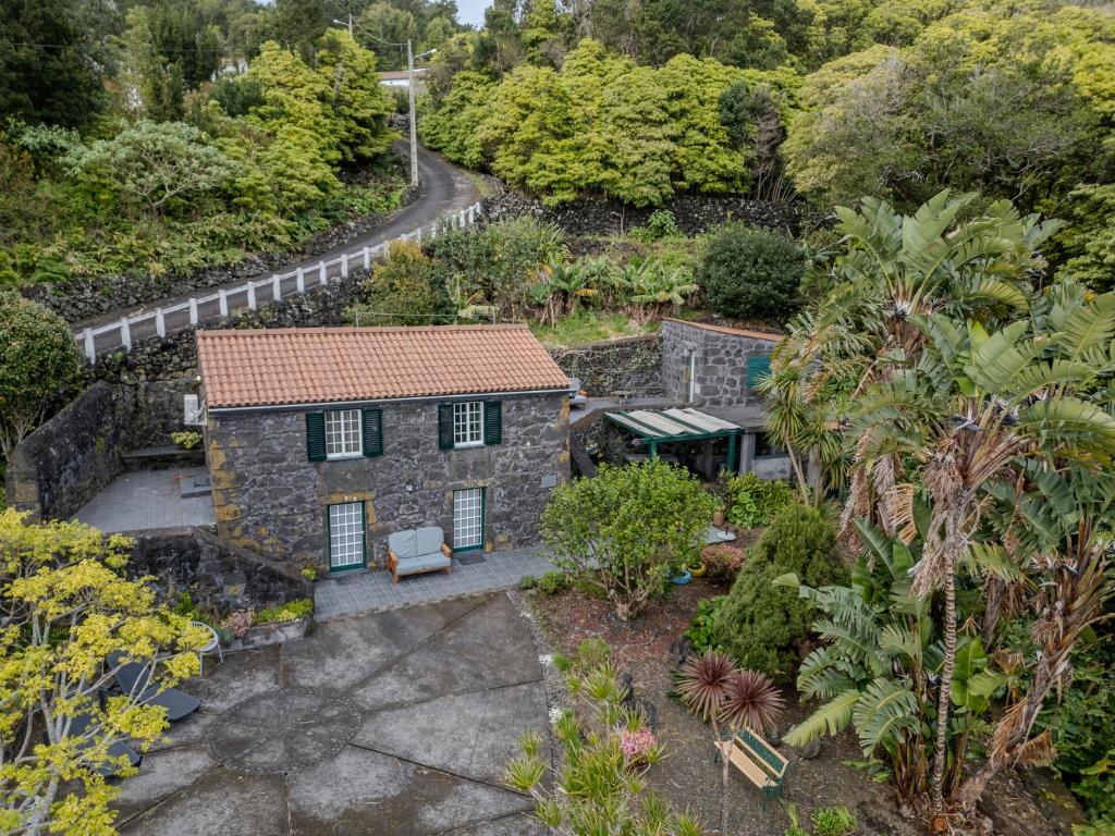 eine Luftansicht auf ein Steinhaus mit Garten in der Unterkunft Casa de Basalto in Lajes do Pico