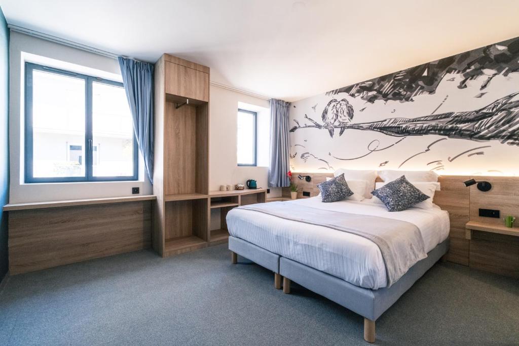 Ένα ή περισσότερα κρεβάτια σε δωμάτιο στο GREEN PARK HOTEL PARIS