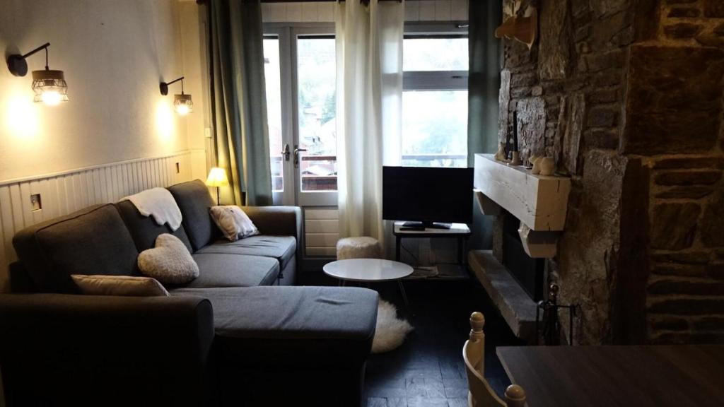 un salon avec un canapé et une table dans l'établissement Résidence Aragon - RESIDENCE ARAGON appartement 4 personnes MAE-1864, à Saint-Lary-Soulan