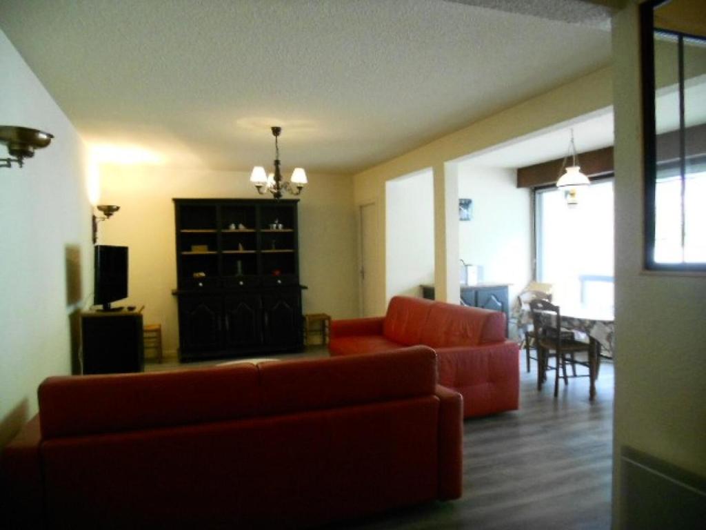 un salon avec un canapé et une salle à manger dans l'établissement Résidence Le Palos - Appartement 6/8 personnes à deux pas du centre MAE-9184, à Cadeilhan-Trachère