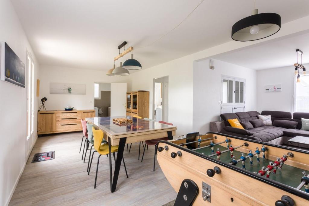 - un salon avec une table de ping-pong dans l'établissement Le DÉRIVEUR - Maison familiale rénovée 3 chambres - Jardin et terrasse, à Saint-Lunaire