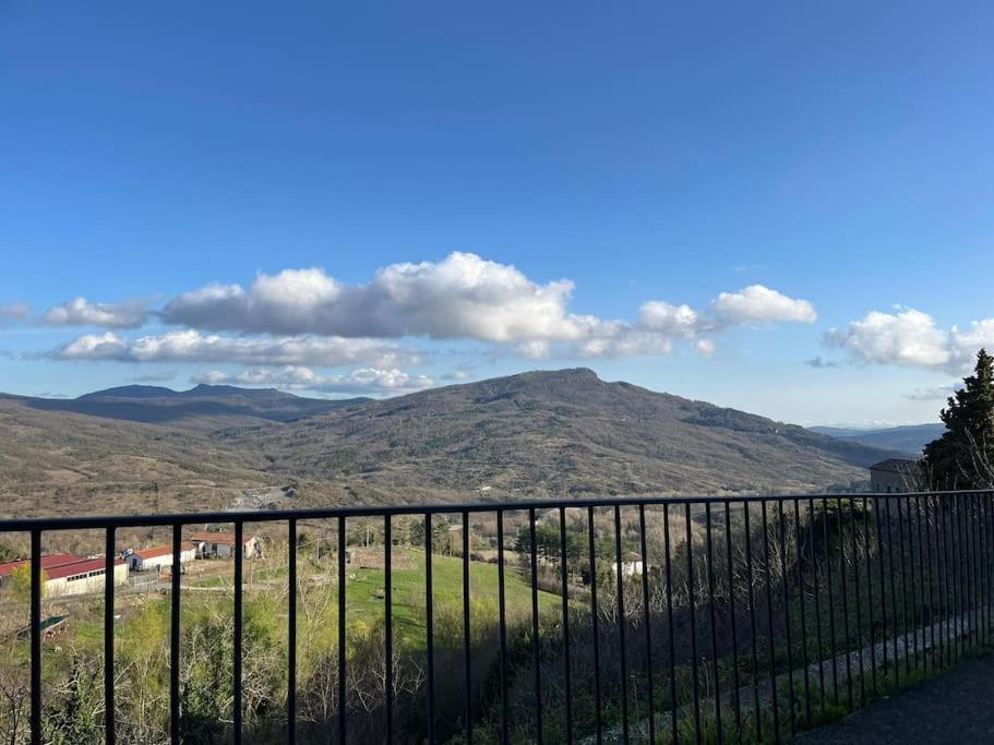 Vista generica sulle montagne o vista sulle montagne dall'interno della casa vacanze