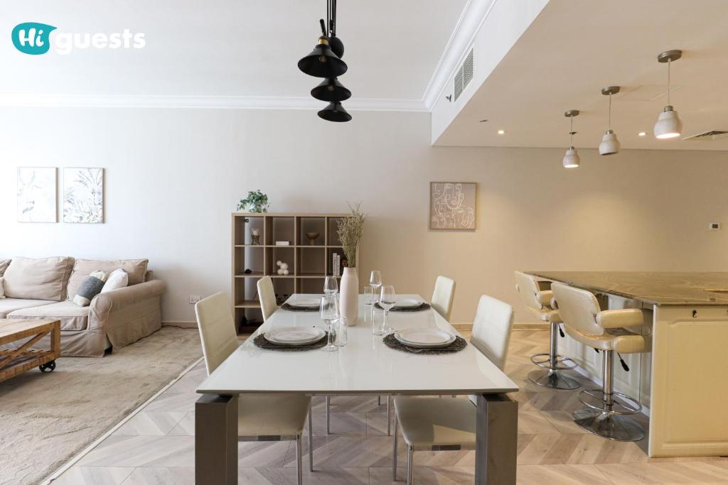 Posezení v ubytování HiGuests - Royal 2BR Apt With Balcony Near Burj Khalifa