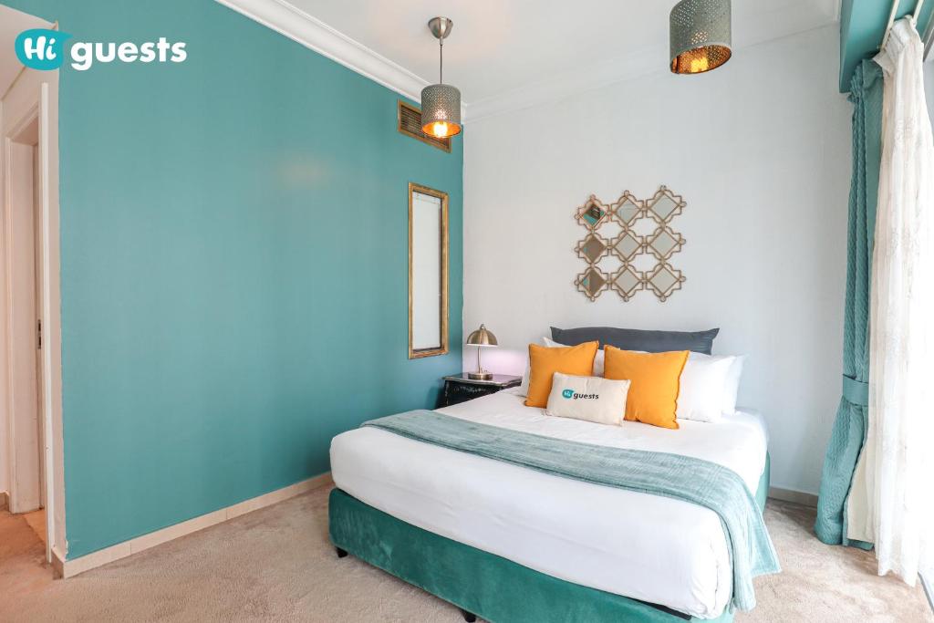 Postel nebo postele na pokoji v ubytování HiGuests - Royal 2BR Apt With Balcony Near Burj Khalifa