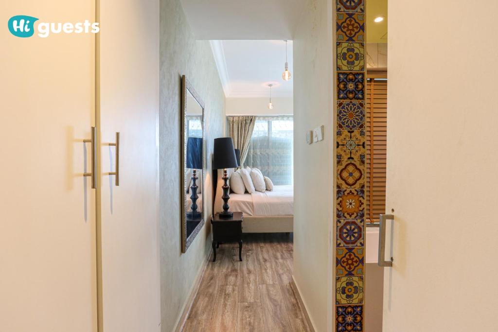 Postel nebo postele na pokoji v ubytování HiGuests - Royal 2BR Apt With Balcony Near Burj Khalifa