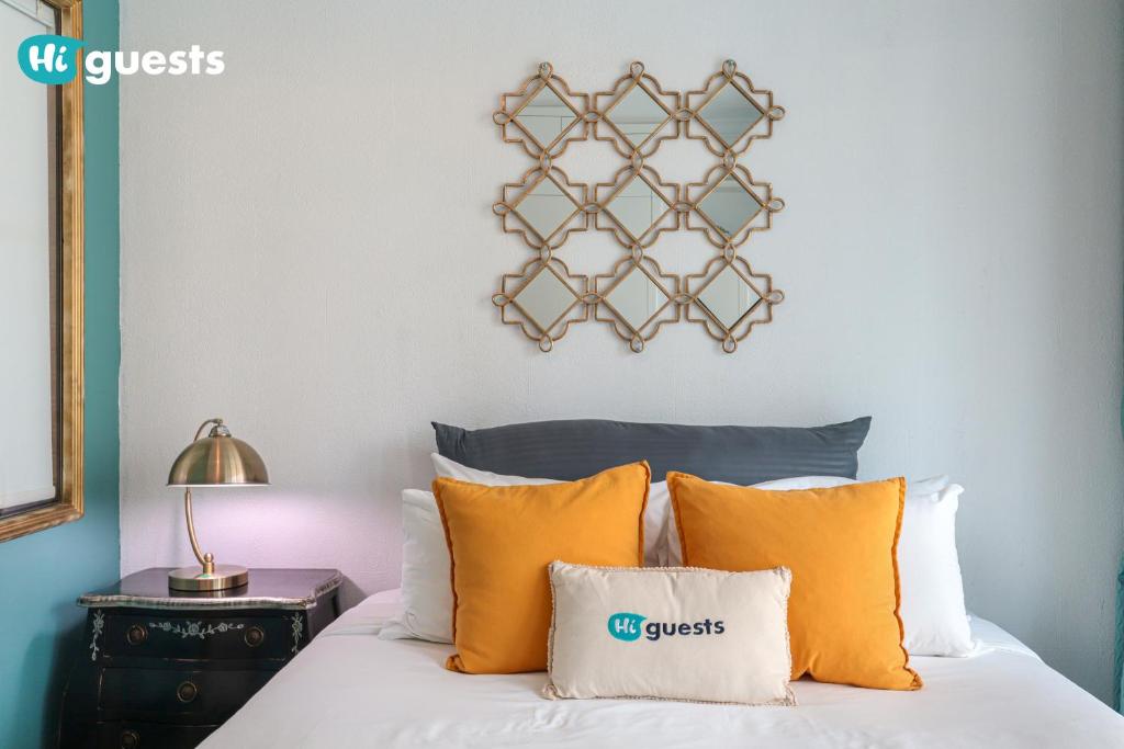 Postel nebo postele na pokoji v ubytování HiGuests - Royal 2BR Apt With Balcony Near Burj Khalifa