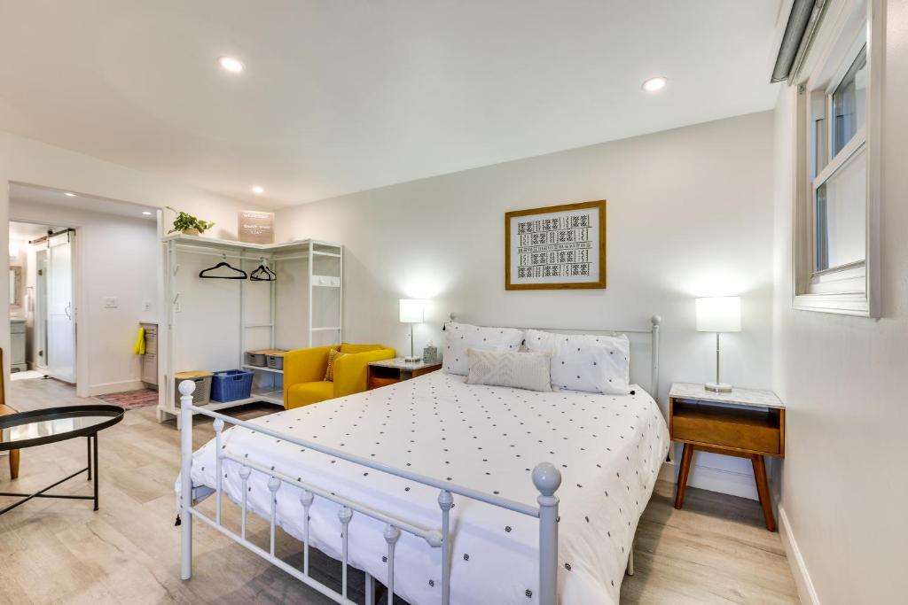 een slaapkamer met een wit bed in een kamer bij Uptown Phoenix Studio Casita with Outdoor Pool! in Phoenix