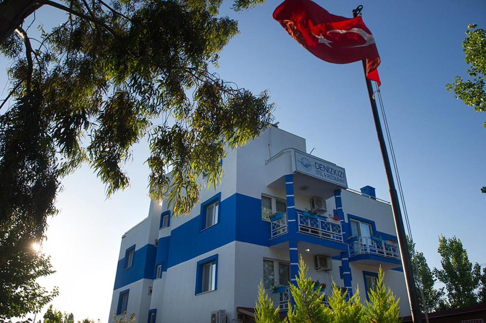 グムルドゥルにあるGumuldur Deniz Kızı Green Gardenの青白旗の建物