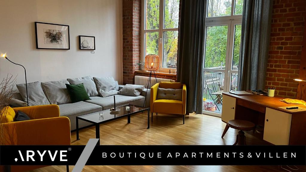 ein Wohnzimmer mit einem Sofa und einem Tisch in der Unterkunft ARYVE JC Studio - Altstadtnahes Boutique Apartment inklusive kostenfreien Parkplätzen in Erfurt