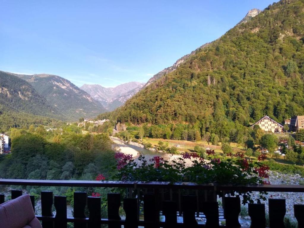 uma vista para um vale com montanhas ao fundo em Scopello Vacanze em Scopello