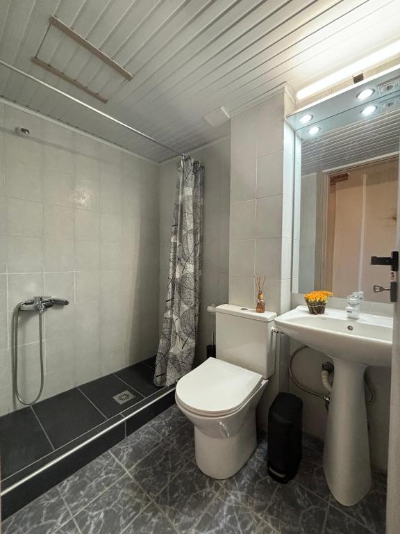 A bathroom at Jimmy's rooms nea potidea