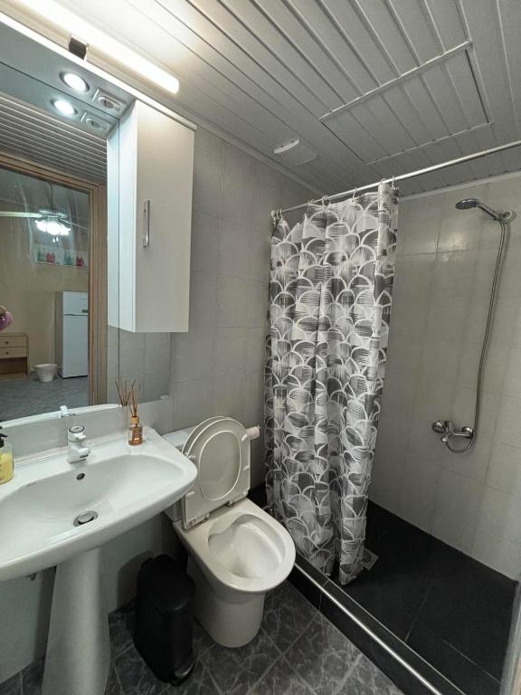 A bathroom at Jimmy's rooms nea potidea