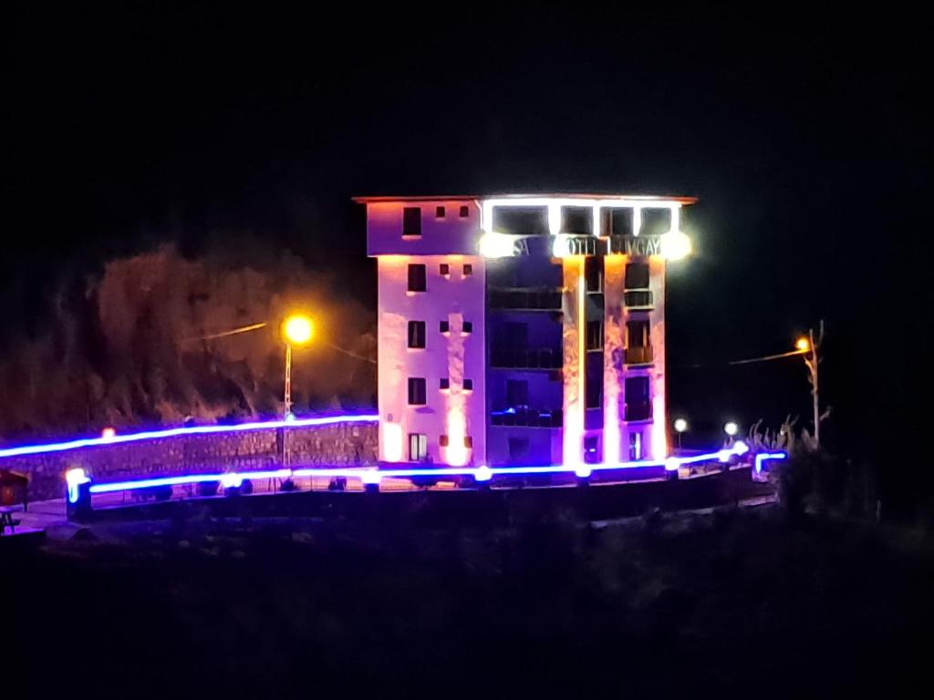 ein Gebäude mit Lichtern in der Nacht in der Unterkunft Sumgayit apart in Cayeli