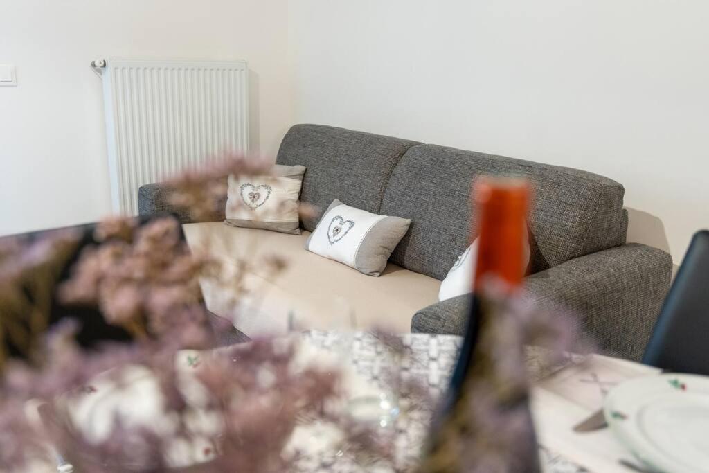 un salon avec un canapé et une table dans l'établissement Le Réséda, maison avec jardin, à Saint-Valery-sur-Somme