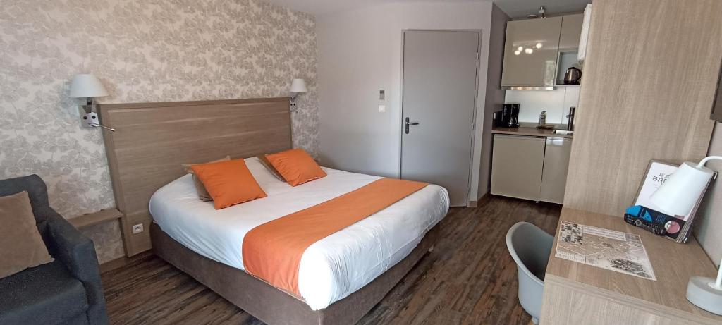 Postel nebo postele na pokoji v ubytování Hôtel Le Clos Badan