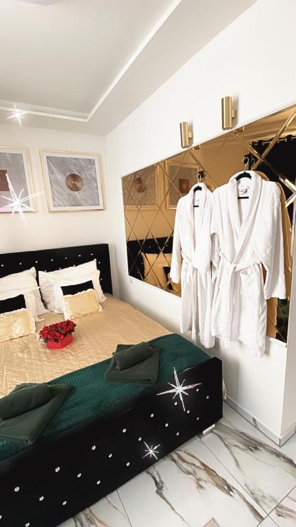 Posteľ alebo postele v izbe v ubytovaní Apartament z jacuzzi - Centrum Szczytna Mazury