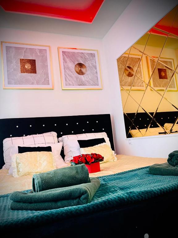 Posteľ alebo postele v izbe v ubytovaní Apartament z jacuzzi - Centrum Szczytna Mazury