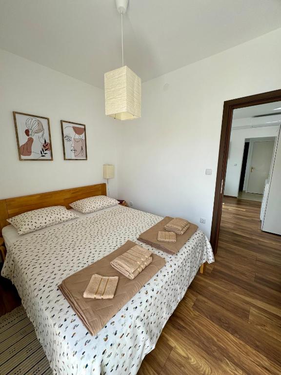 ein Schlafzimmer mit einem Bett mit zwei Handtüchern darauf in der Unterkunft Apartman Sunce in Vodice