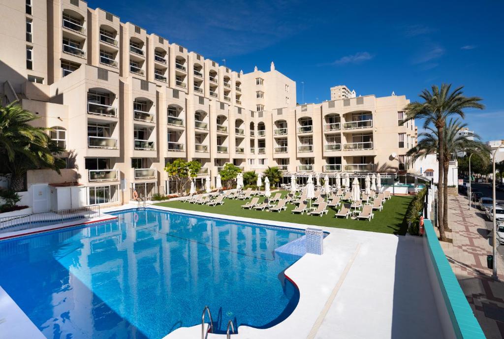 uma vista para o hotel a partir da piscina em MS Aguamarina Suites em Torremolinos