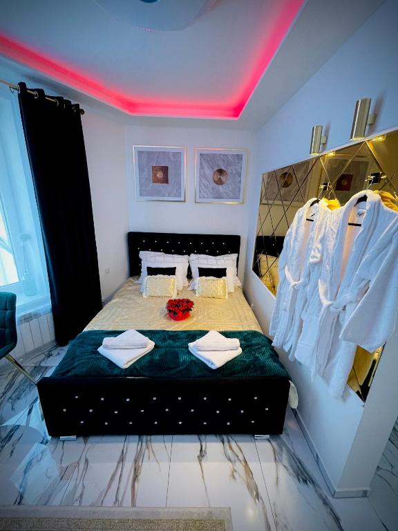 Posteľ alebo postele v izbe v ubytovaní Apartament z jacuzzi - Centrum Szczytna Mazury