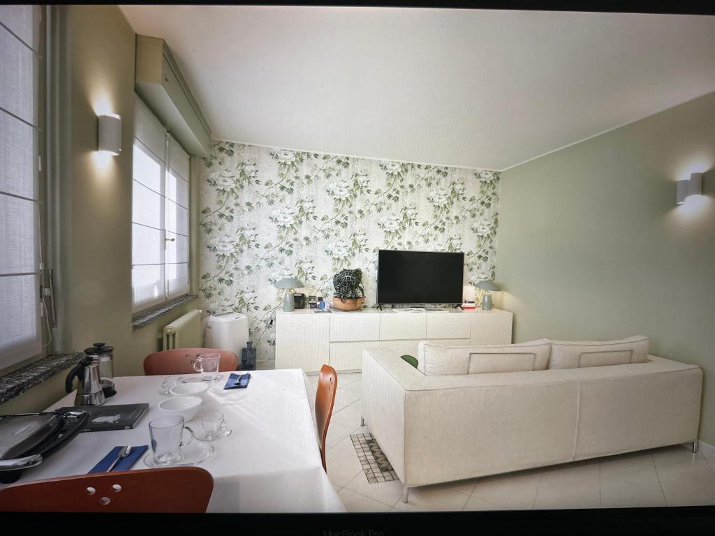 A television and/or entertainment centre at Comosole