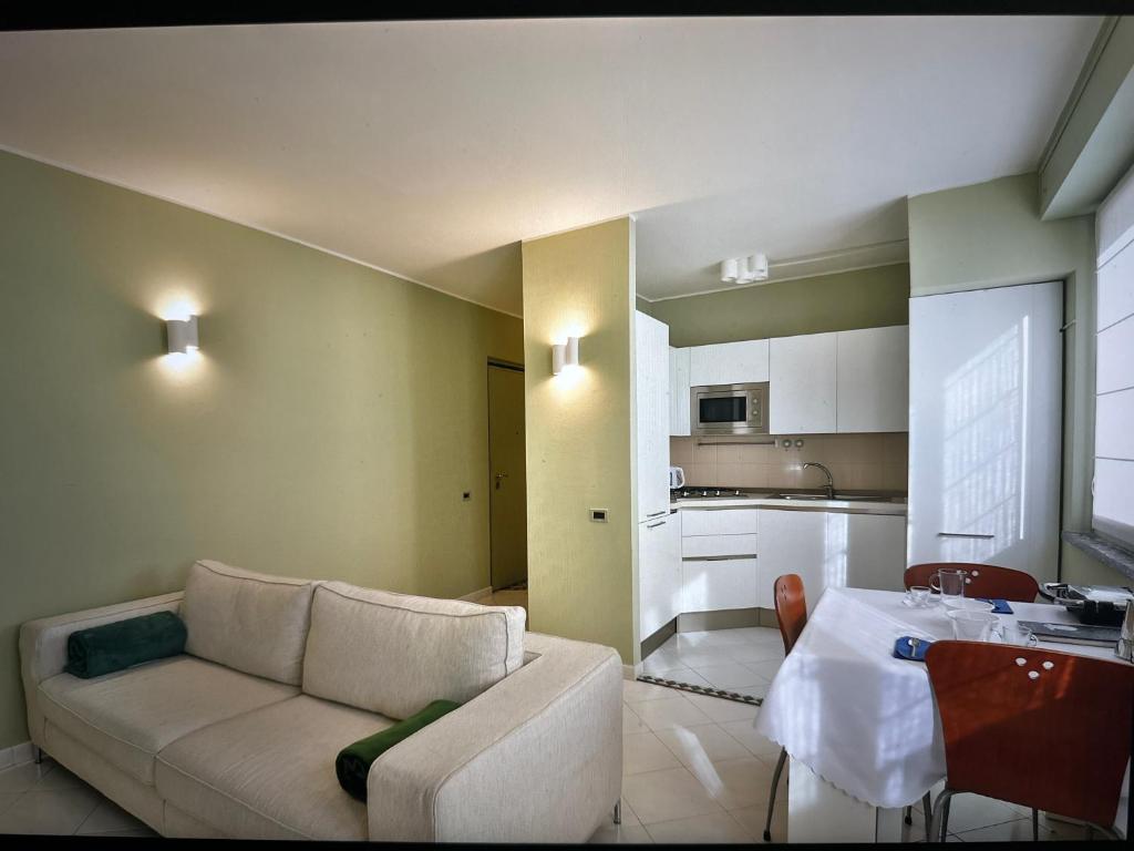 A kitchen or kitchenette at Comosole